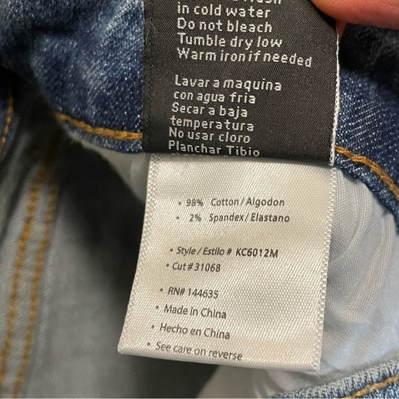 KanCan Women’s Mid Rise Jeans Distressed Ripped Medium Wash Sz 1/24 NWT. - Picture 7 of 10